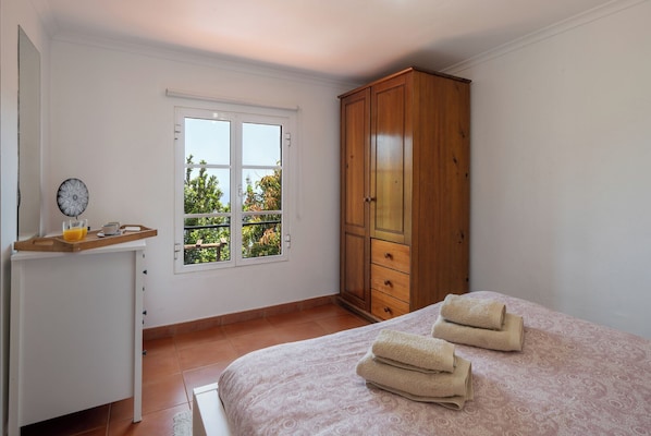2 bedrooms, soundproofing, iron/ironing board, WiFi