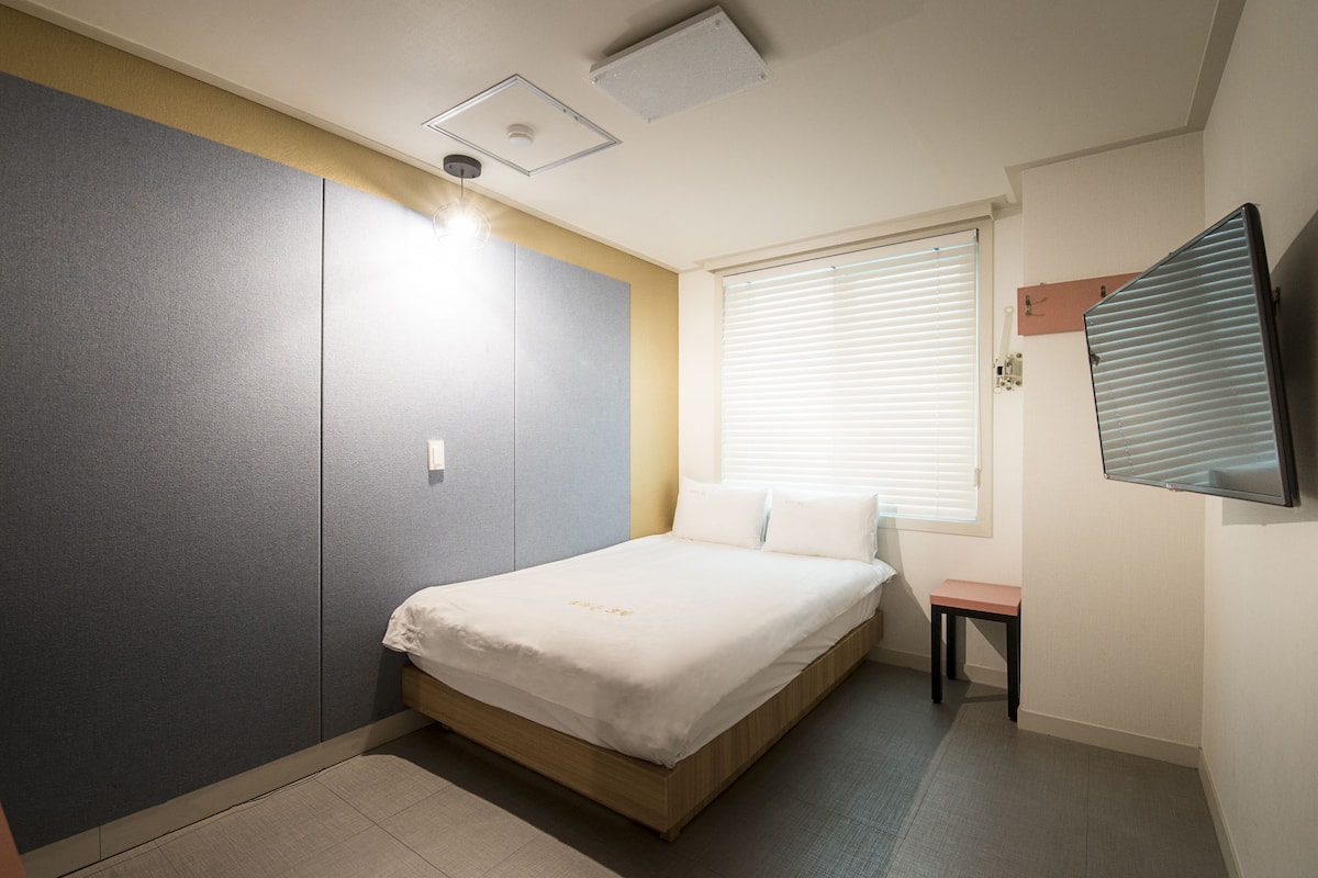 Double Room | Free WiFi, bed sheets, wheelchair access