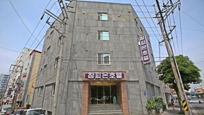 A multi-story building with a sign reading "Chung Ahn Won Hotel". - Champion Hotel Jeju (Jeju City)