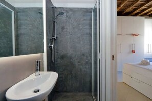 Shower, hair dryer, bidet, towels - Rome, historical center, characteristic apartment up to 5 people (Roma)