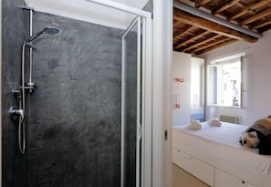 Douche, sèche-cheveux, serviettes fournies