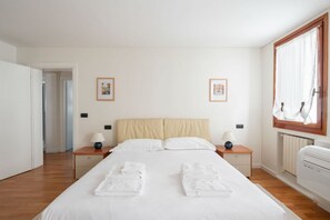 2 slaapkamers, een strijkplank/strijkijzer, wifi, beddengoed