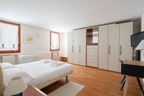 2 Schlafzimmer, Zimmersafe, Schreibtisch, Bügeleisen/Bügelbrett