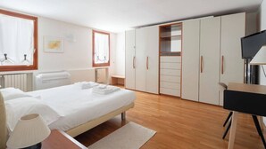 2 bedrooms, iron/ironing board, bed sheets