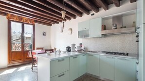 Coffee/tea maker, fridge, microwave, oven