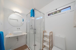 Baignoire, sèche-cheveux, bidet, serviettes fournies