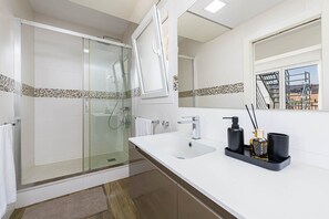 Dusche, Haartrockner, Handtücher, Seife