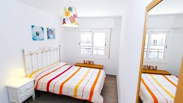 1 habitación, tabla de planchar con plancha, wifi gratis y ropa de cama