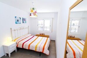 1 slaapkamer, een strijkplank/strijkijzer, gratis wifi, beddengoed