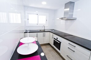 Een koelkast, een magnetron, een oven, een koffiezetapparaat/waterkoker