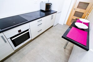 Een koelkast, een microgolfoven, een oven