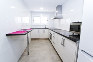 Kühlschrank, Mikrowelle, Ofen, Wasserkocher mit Kaffee-/Teezubehör