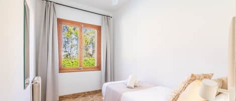 6 dormitorios, tabla de planchar con plancha, cuna de viaje