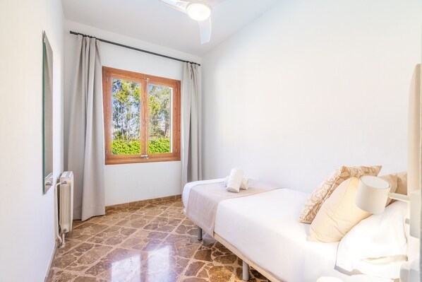 6 habitaciones, tabla de planchar con plancha y cuna de viaje