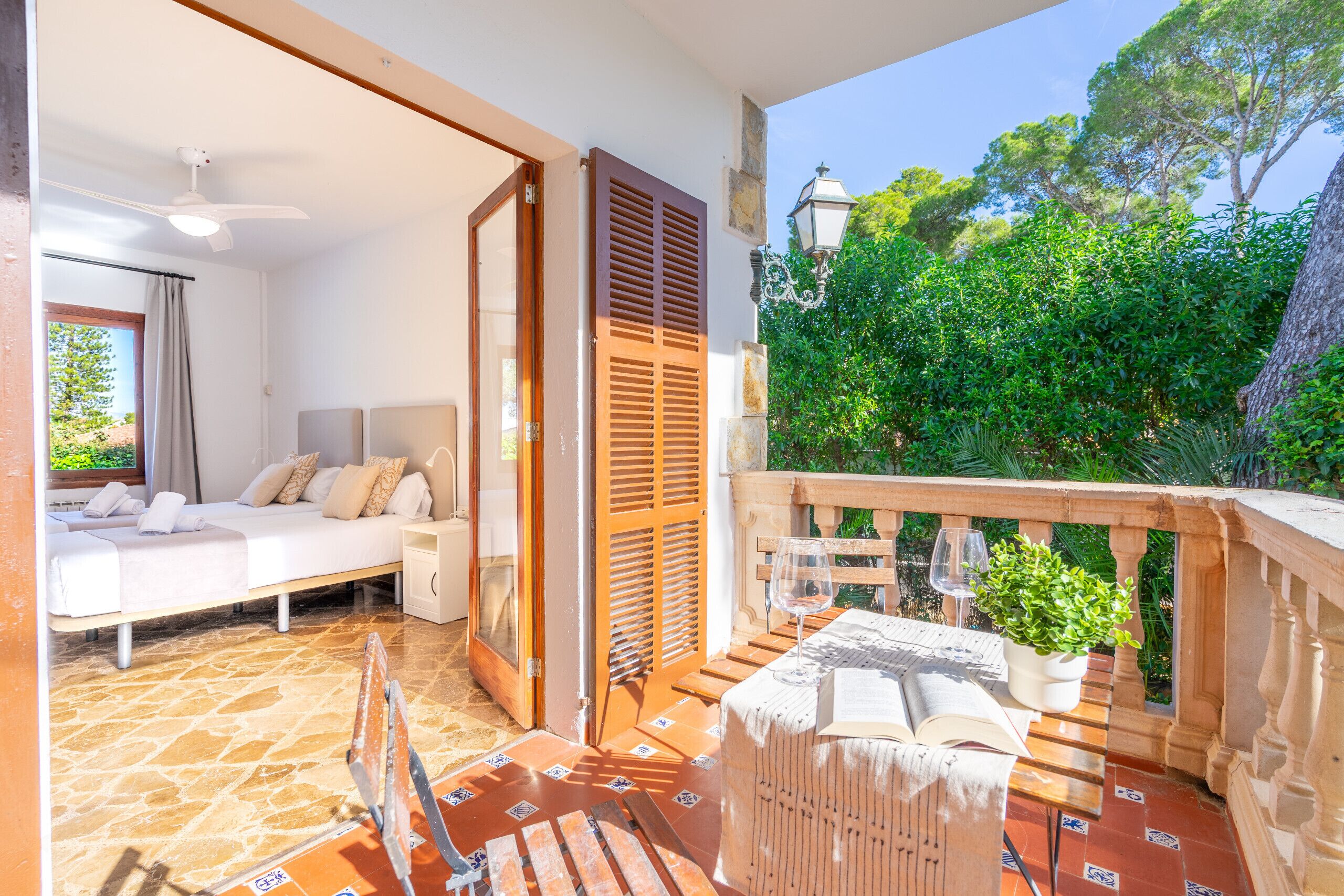 6 slaapkamers, een strijkplank/strijkijzer, reisbedje, gratis wifi