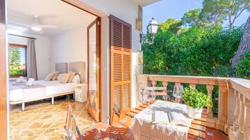 6 slaapkamers, een strijkplank/strijkijzer, reisbedje, gratis wifi