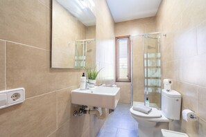 Ducha, secador de pelo, bidet, toallas