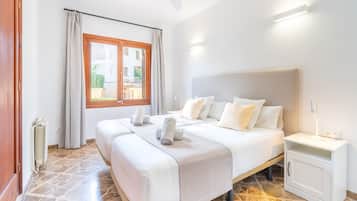 6 slaapkamers, een strijkplank/strijkijzer, reisbedje, gratis wifi