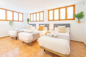 6 habitaciones, tabla de planchar con plancha y cuna de viaje