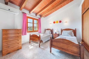 5 habitaciones, tabla de planchar con plancha, wifi y ropa de cama 
