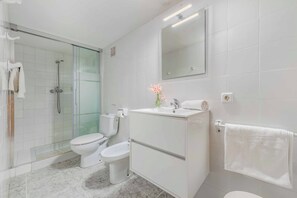 Combined shower/bathtub, towels - Can Llorens - Five Bedroom Villa, Sleeps 10 (Pollença)