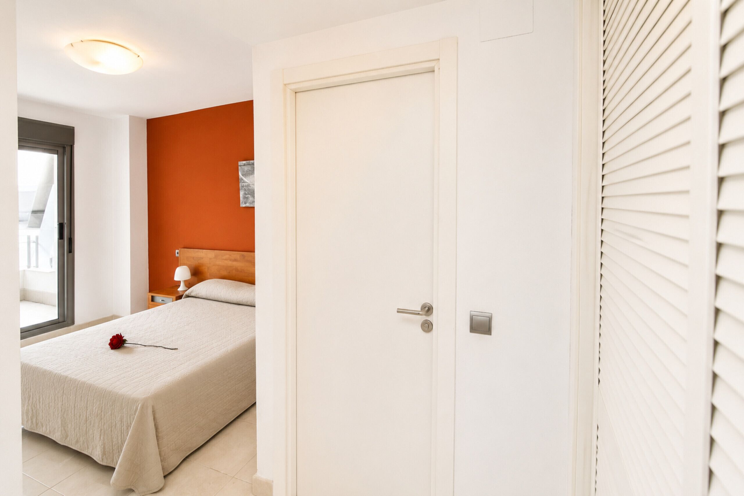 1 slaapkamer, een strijkplank/strijkijzer, gratis wifi, beddengoed