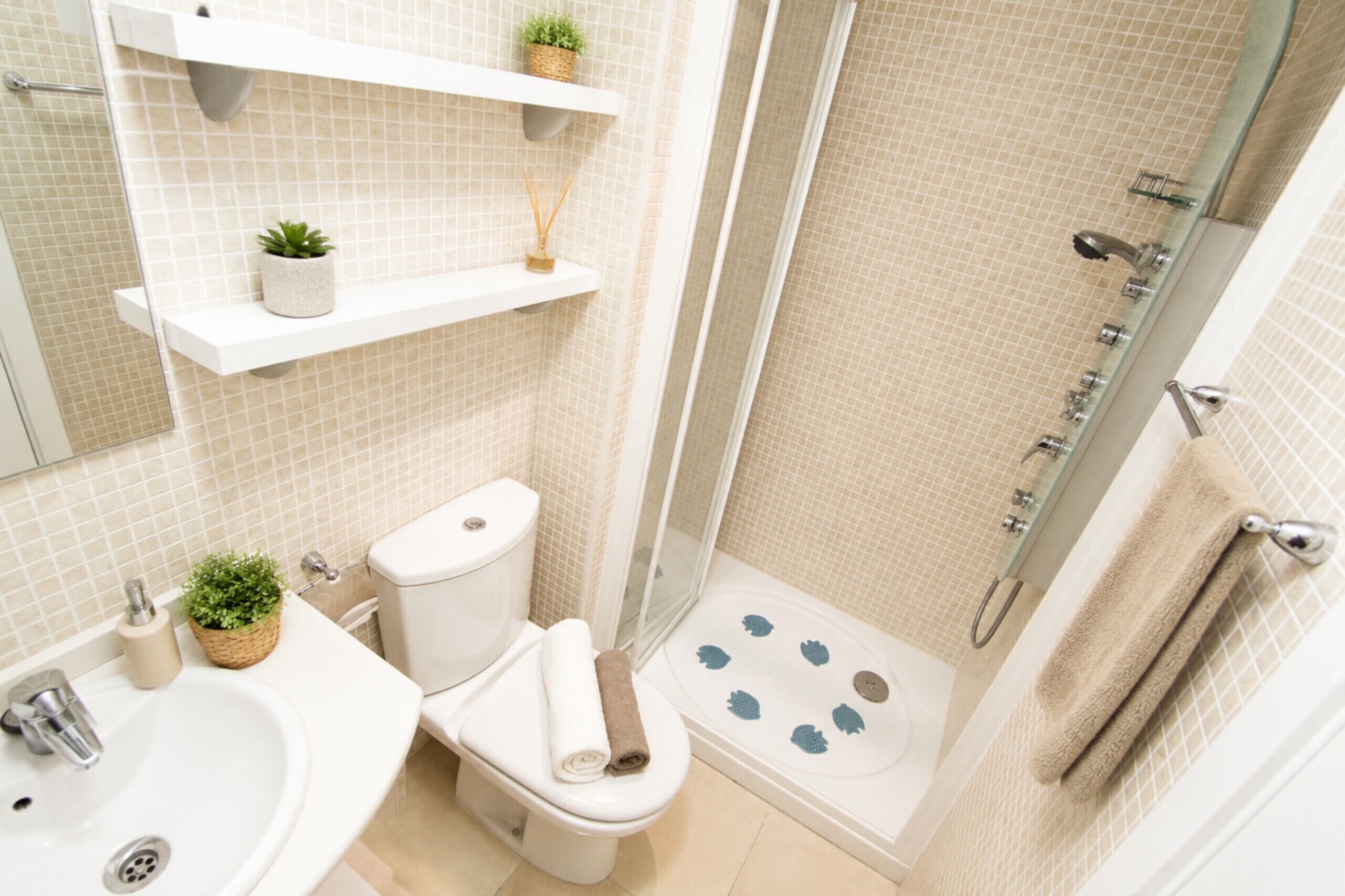 Bathtub, towels