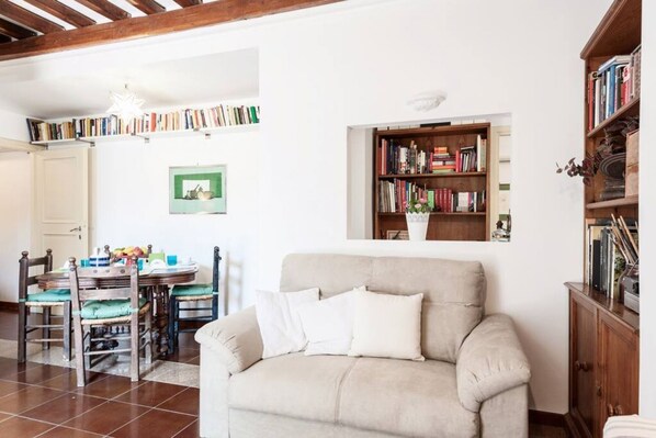 TV, lettore DVD, libri, videoteca
