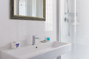 Combined shower/bathtub, hair dryer, bidet, towels - Rome, near the Vatican, lovely apartment with terrace for 4 people (Rome)