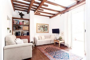 TV, lettore DVD, libri, videoteca