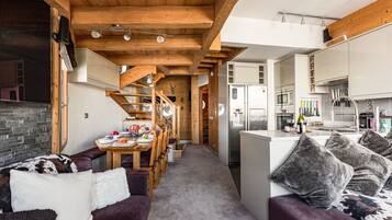 Una Smart TV, un reproductor estéreo