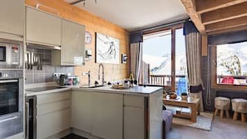 Geladeira, micro-ondas, fogão, cooktop