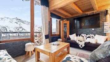 Una Smart TV, un reproductor estéreo