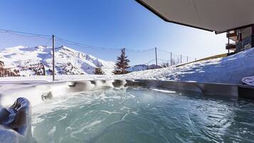 Bañera de hidromasaje al aire libre