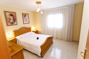 3 bedrooms, iron/ironing board, free WiFi, bed sheets