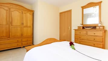 3 slaapkamers, een strijkplank/strijkijzer, gratis wifi, beddengoed