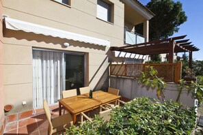 Outdoor dining - OLIVERS House with Communal Pool, beach at 300m (Cambrils)