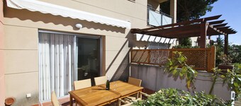 OLIVERS House with Communal Pool, beach at 300m