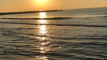 Una spiaggia nelle vicinanze, lettini da mare, teli da spiaggia