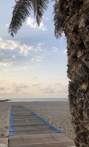 Beach nearby, sun loungers, beach towels