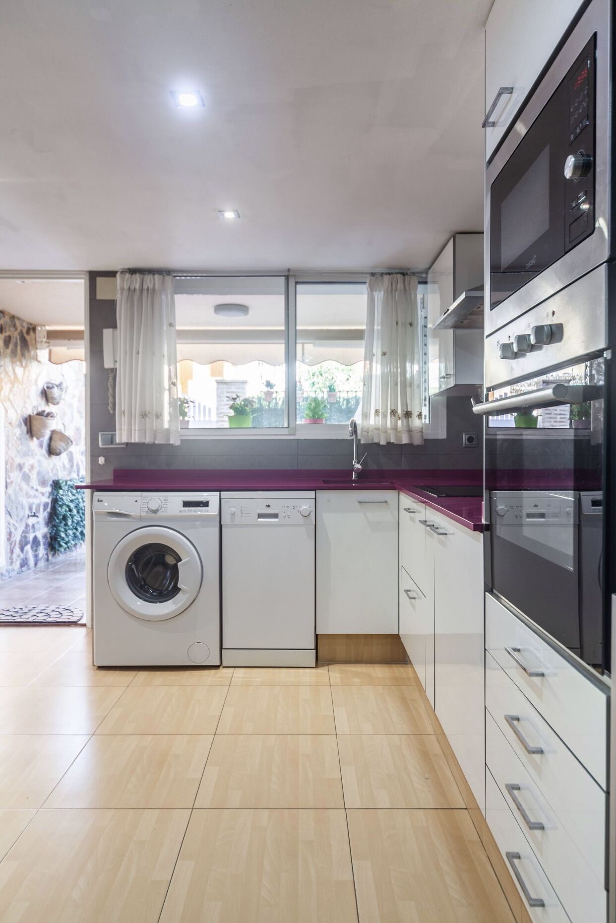 冷蔵庫、電子レンジ、オーブン、コンロ