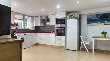 Frigorifero, microonde, forno, piano cottura