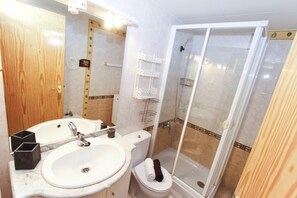 Shower, towels - MAR PINEDA Apartment (La Pineda)