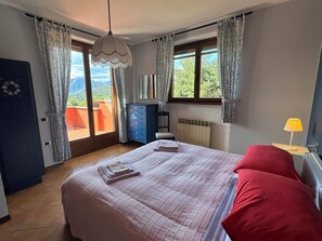 4 habitaciones, tabla de planchar con plancha, wifi y ropa de cama 