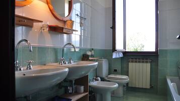 Vasca, asciugacapelli, bidet, asciugamani