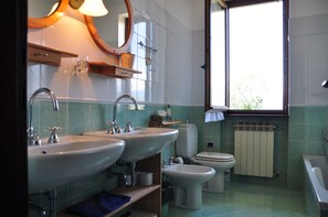 Badewanne, Haartrockner, Bidet, Handtücher