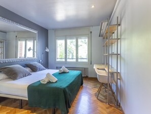4 makuuhuonetta, tallelokero huoneessa, silitysrauta/-lauta