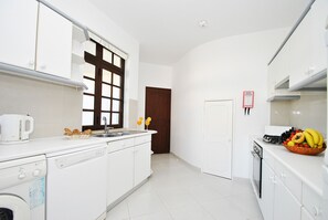 ثلاجة، ميكروويف، فرن، موقد طهي مسطح