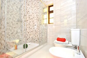 Bruser, hårtørrer, bidet, håndklæder