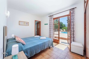 7 bedrooms, WiFi, bed sheets